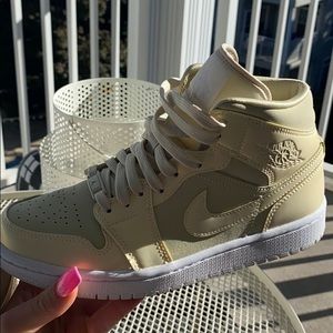 WMNS Air Jordans 1 MID SE “lemon yellow”